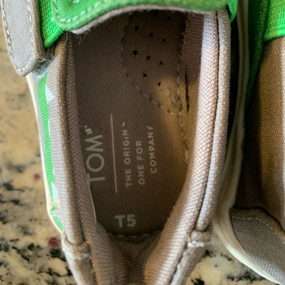 TOMS Dinosaur Slip On Shoes - Size 5T - Picture 6 of 6